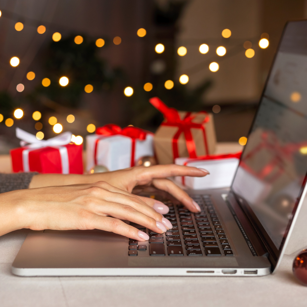 Tanie prezenty świąteczne 2022. Jak i gdzie kupić stylowe i niedrogie gwiazdkowe upominki?